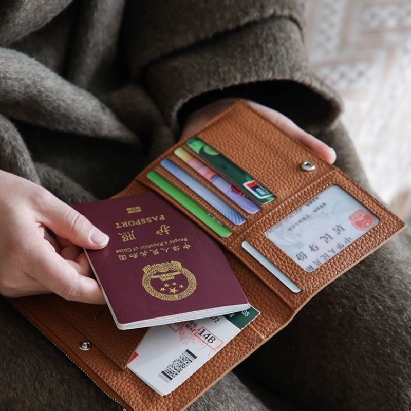 レザーパスポートホルダーカバーケース防水旅行クレジットカード - Travel Accessories For Plane のレビューと価格