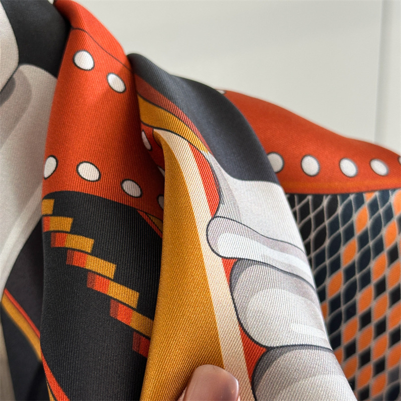 サドルプリントシルクスカーフ高級デザイナー手巻きエッジ大型シ - Travel Accessories Designer のレビューと価格